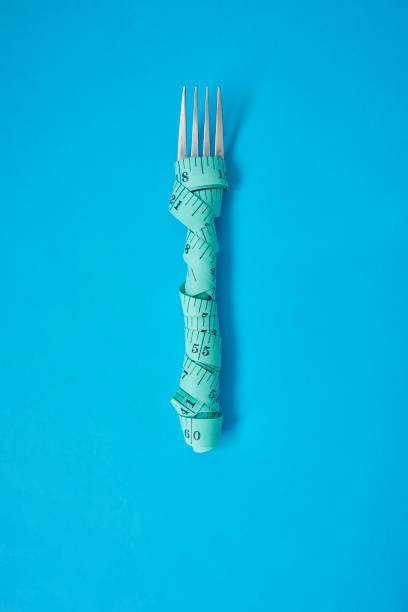 coma direito, viva direito - healthy eating fork tape measure still life - fotografias e filmes do acervo