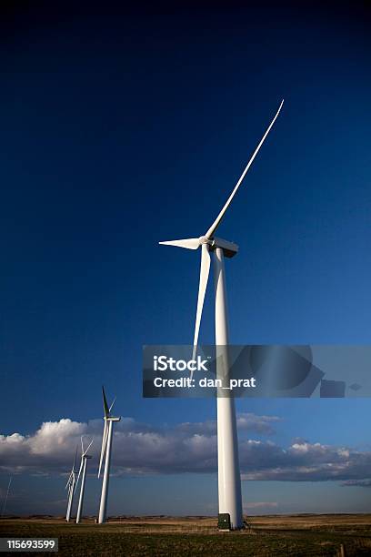 Windkraftanlagen Stockfoto und mehr Bilder von Blau - Blau, Drehen, Effektivität