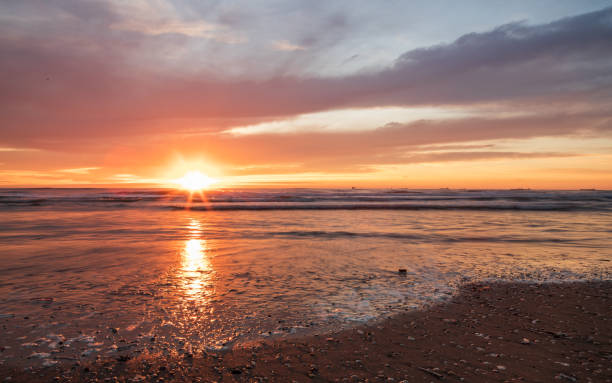 spiaggia al tramonto - oahu water sand beach foto e immagini stock