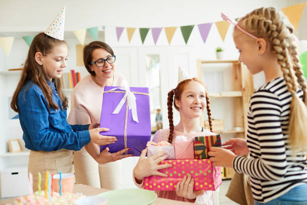 regalos de cumpleaños - adulation little boys group of people teenage girls fotografías e imágenes de stock