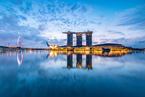 skyline von singapur marina bay sands - nemo museum stock-fotos und bilder