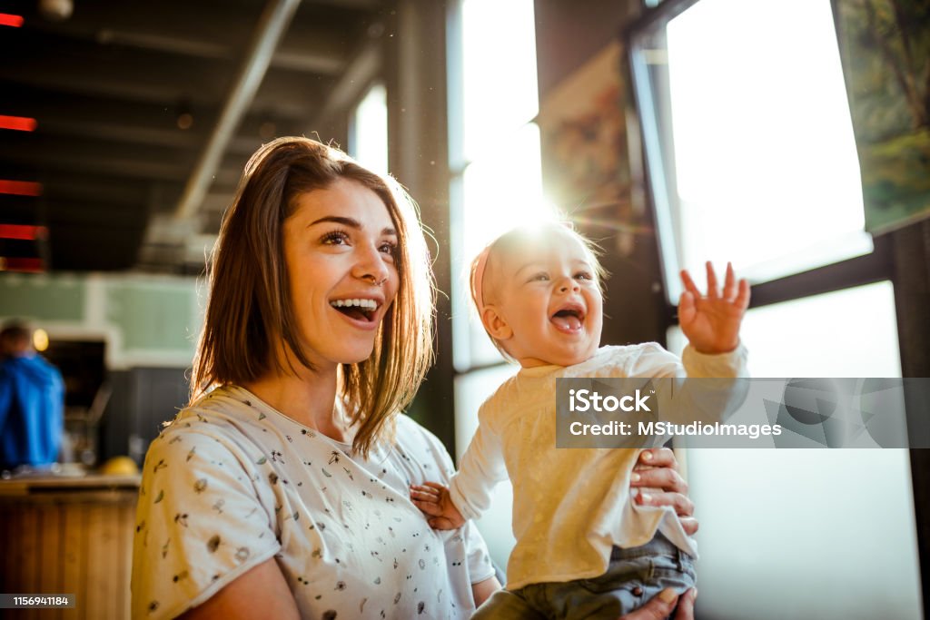 Glückliches Baby winkend - Lizenzfrei Winken Stock-Foto