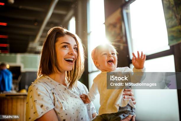 Glückliches Baby Winkend Stockfoto und mehr Bilder von Winken - Winken, Baby, Glücklichsein