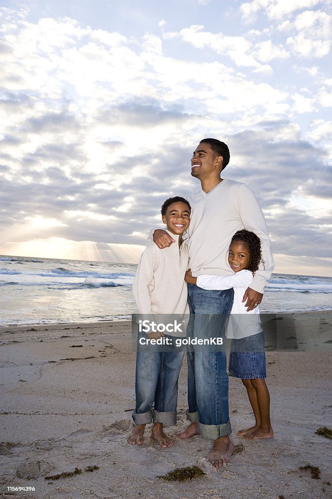 Afroamerikanischen Vater und zwei Kinder am Strand - Lizenzfrei 10-11 Jahre Stock-Foto