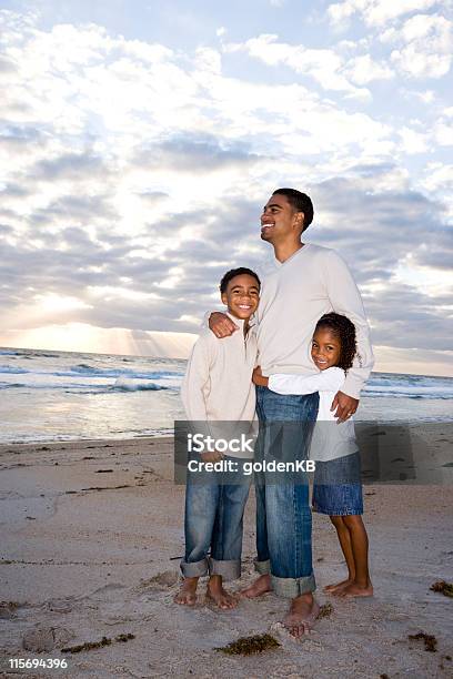 Афроамериканский Отец И Двое Детей На Пляже — стоковые фотографии и другие картинки 10-11 лет - 10-11 лет, 30-34 года, 30-39 лет