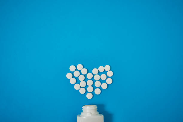 pillole per mantenere il cuore in buona salute - blue medicine narcotic healthy lifestyle foto e immagini stock