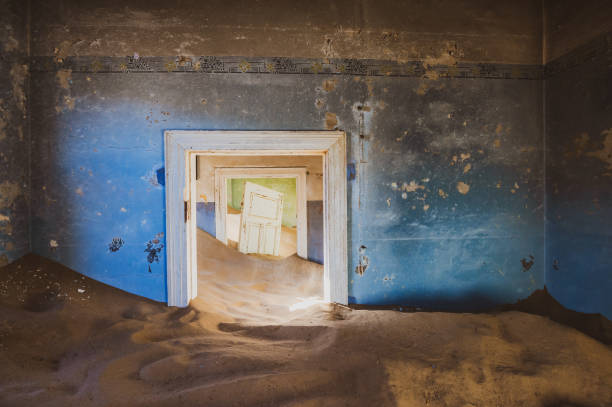 cidade fantasma abandonada de kolmanskop em namíbia - luderitz city - fotografias e filmes do acervo