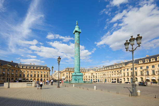 晴れた夏の日に人々や観光客とヴェンドームを配置, パリの青い空, フランス - napoleon bonaparte ストックフォトと画像