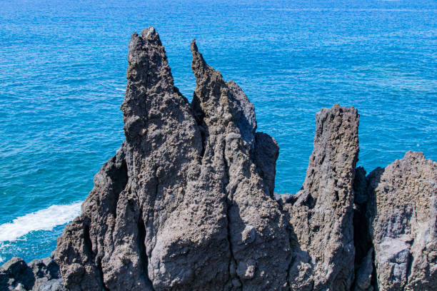 costa vulcanica rocciosa a mirador playa los guirres, la palma, isole canarie, spagna - rocky coastline spain la palma canary islands foto e immagini stock