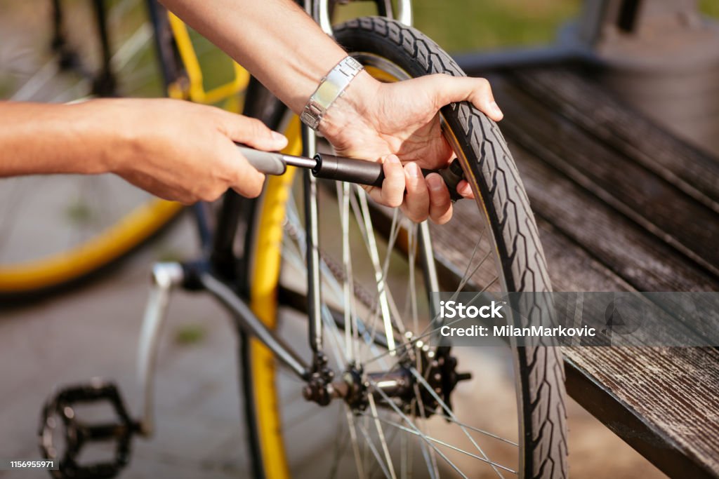 Inflar un neumático de bicicleta - Foto de stock de Bicicleta libre de derechos