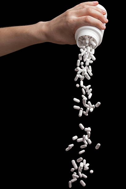 こぼすビタミン薬 - pill medicine capsule excess ストックフォトと画像