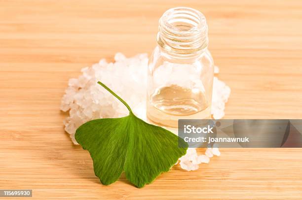 Óleo Essencial Ginko Biloba Com Folhas Frescas - Fotografias de stock e mais imagens de Aromaterapia - Aromaterapia, Cor verde, Cosmética