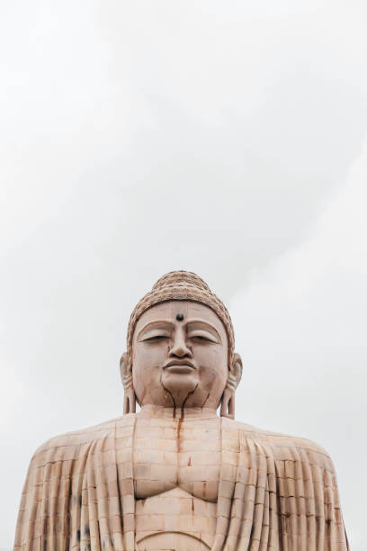 daibutsu, la grande statue de bouddha dans la pose de méditation ou dhyana mudra assis sur un lotus en plein air près du temple de mahabodhi à bodh gaya, bihar, inde - bodhgaya architecture image human age photos et images de collection
