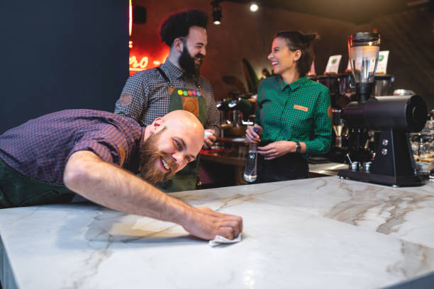 barista barman lava la superficie de la barra - cleaning marble fotografías e imágenes de stock