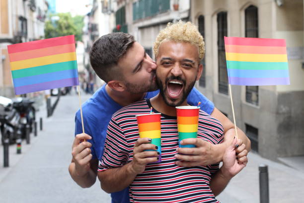 coppia gay carina che festa all'aperto - gay man homosexual couple homosexual men foto e immagini stock