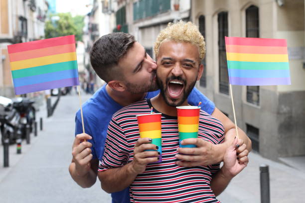 casal gay bonito festejando ao ar livre - gay man homosexual men kissing - fotografias e filmes do acervo