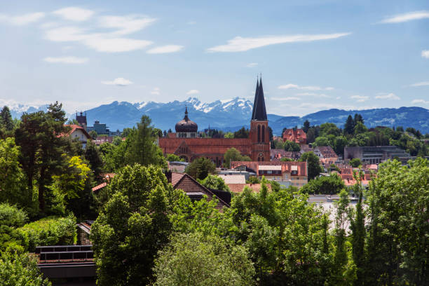 bregenz con chiesa e montagne. - vorarlberg foto e immagini stock