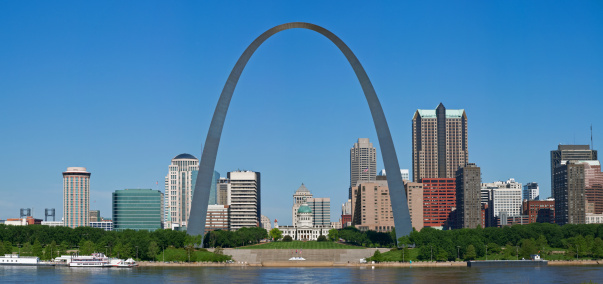 Iconic arch to the west with St. Louis an capital building