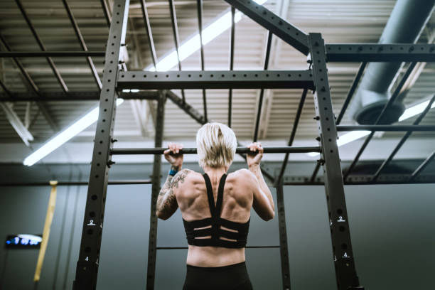 entrenadora femenina en cross training gym - tattoo women back rear view fotografías e imágenes de stock