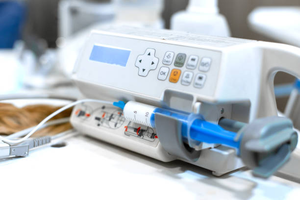 麻酔のための注射器ポンプ。医療機器。クリニック - infusion needle ストックフォトと画像