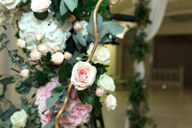 piękny huppah ślubny ozdobiony świeżymi świeżymi kwiatami z hortensji i arkuszy eukaliptusowych w dużej pięknej sali weselnej z balkonem. kwiaciarnia ślubna. - ketubah zdjęcia i obrazy z banku zdjęć