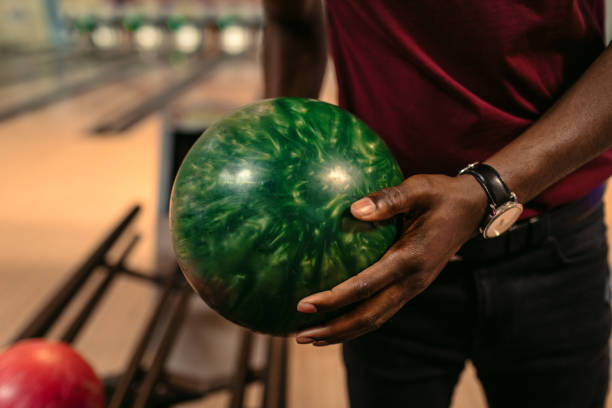 bowling - bowling holding bowling ball hobbies fotografías e imágenes de stock