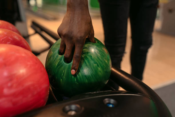 bowling - bowling holding bowling ball hobbies fotografías e imágenes de stock