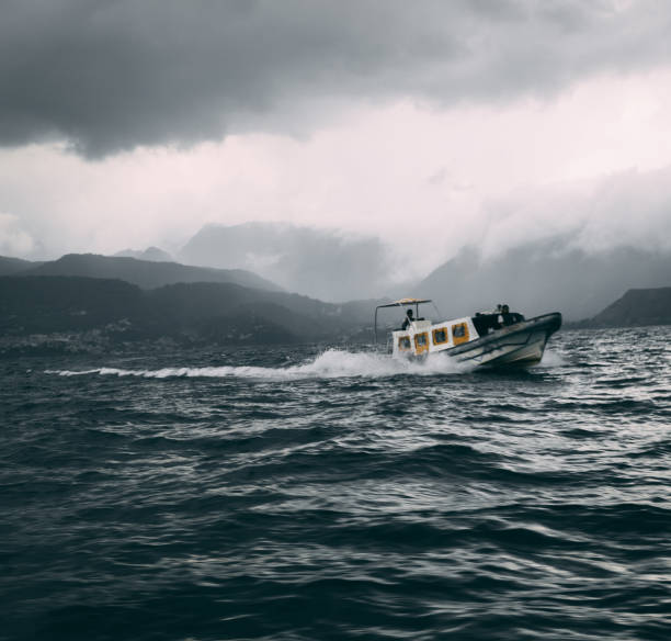 barca in acque rocciose sul lago - rough waters foto e immagini stock