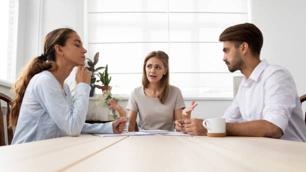 furiosa jefa regañando a los empleados por mal trabajo - arguing complaining women conflict fotografías e imágenes de stock