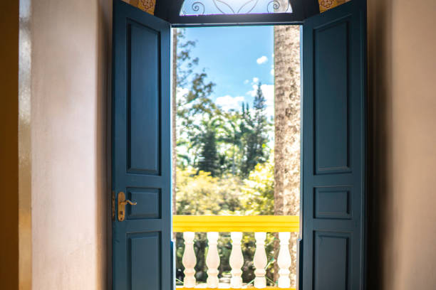 portes bleues ouvertes montrant la nature à l'extérieur - bâtiment vu de lextérieur photos et images de collection