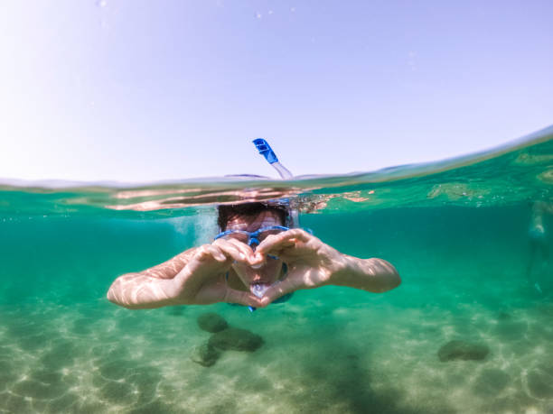 snorkeling e divertimento in mare - vacations halkidiki beach sand foto e immagini stock