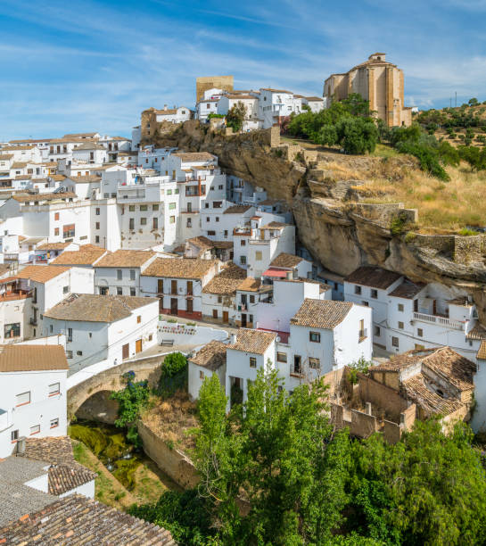 das schöne dorf setenil de las bodegas, provice von cadiz, andalusien, spanien. - malaga seville cadiz andalusia stock-fotos und bilder