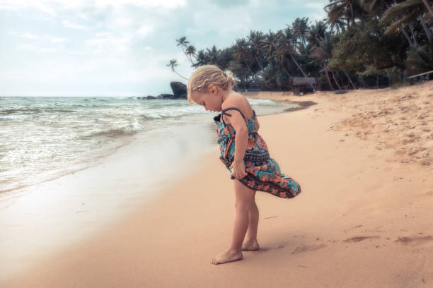schöne kind mädchen spielen am strand während der sommerferien konzept unbeschwerte kindheit reise lebensstil - marilyn monroe stock-fotos und bilder
