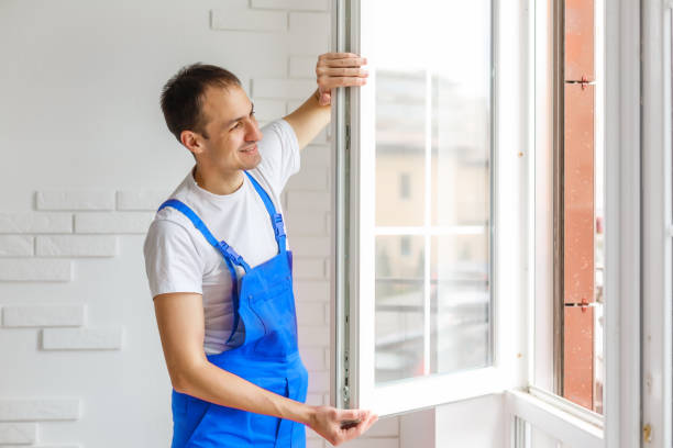 bauarbeiter installiert neues fenster im haus - glaser stock-fotos und bilder