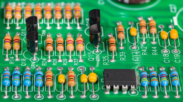 resistencias, transistores, condensadores y circuito integrado en pcb. código de color estándar - service electronics industry circuit board capacitor fotografías e imágenes de stock