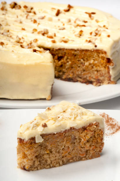 морковный торт с грецкими орехами на белой тарелке с - cake carrot carrot cake dessert стоковые фото и изображения