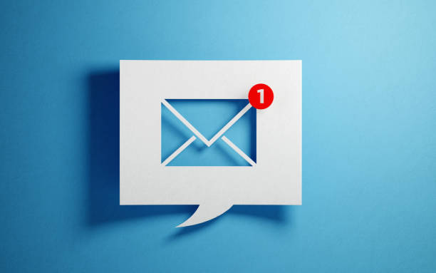 white chat bubble with email symbol on blue background - sending mail imagens e fotografias de stock