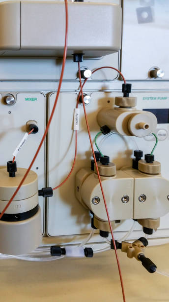 primer plano de un instrumento científico que muestra el mezclador de líquido plástico, la bomba y el tubo - hplc fotografías e imágenes de stock