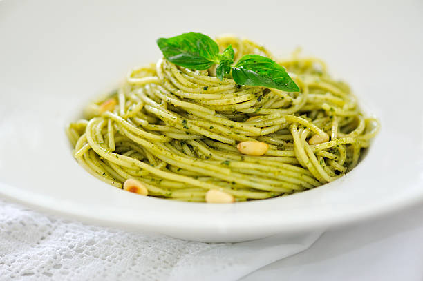 nudeln al pesto alla genovese - linguini stock-fotos und bilder