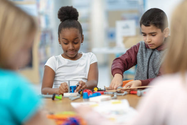 istock Children building circuits together 1157025467