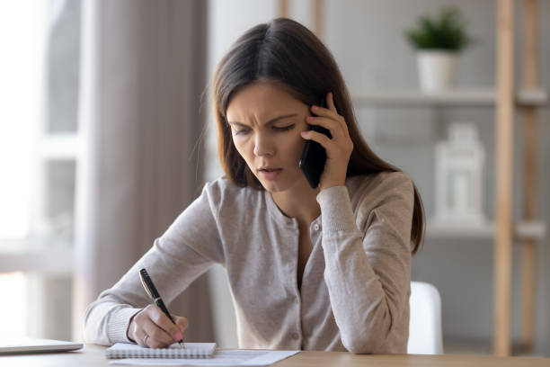 不快な電話の話を持つ失望した若い女性 - telephone worried one person discussion ストックフォトと画像