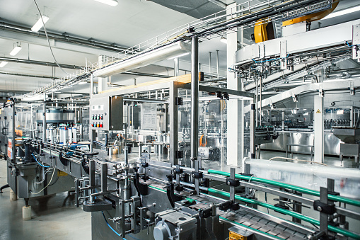 Interior de fábrica industrial con equipos, línea transportadora y herramientas de acero, antecedentes industriales photo