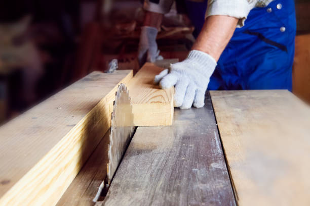 carpenter travaille sur des machines à bois dans l'atelier de menuiserie. - wood saw photos et images de collection