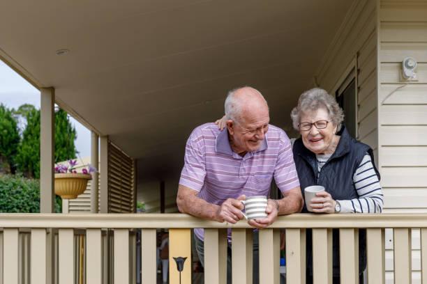 australische senior-senior-paar lebt unabhängig zu hause - document lifestyles senior couple female stock-fotos und bilder