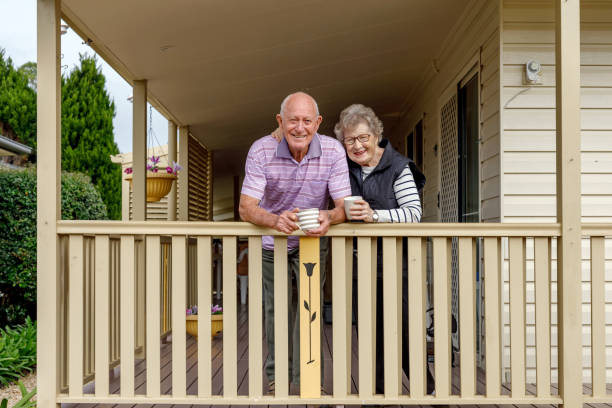 glückliches australisches senior-senior-paar lebt unabhängig zu hause - senior citizen woman stock-fotos und bilder