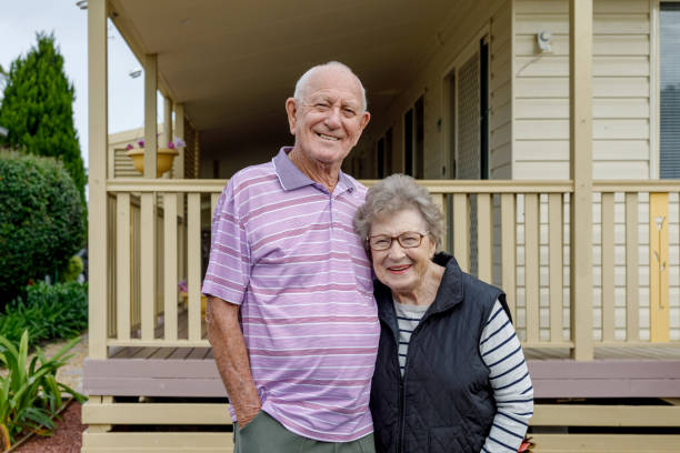 australische senior-senior-paar lebt unabhängig zu hause - senior citizen woman stock-fotos und bilder