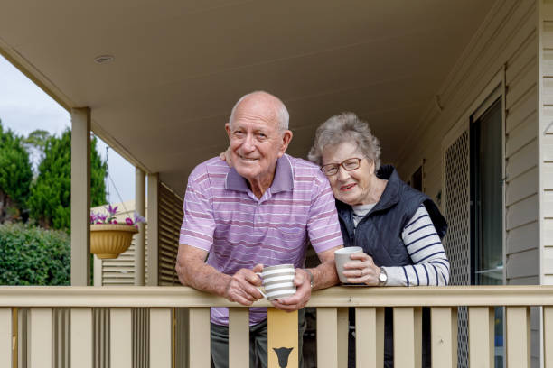 australische senior-senior-paar lebt unabhängig zu hause - senior citizen woman stock-fotos und bilder