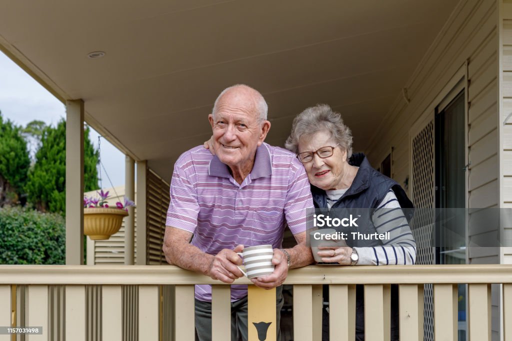 Pareja de personas mayores australianas que viven de forma independiente en su propia casa - Foto de stock de Tercera edad libre de derechos