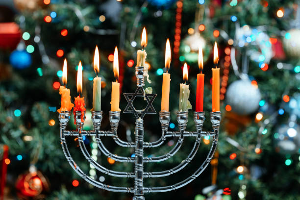 chanukah menorah chanukiah jüdischen urlaub hintergrund - kislev stock-fotos und bilder