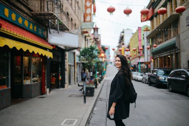 samotny podróżnik w: chinatown of san francisco - chinatown zdjęcia i obrazy z banku zdjęć